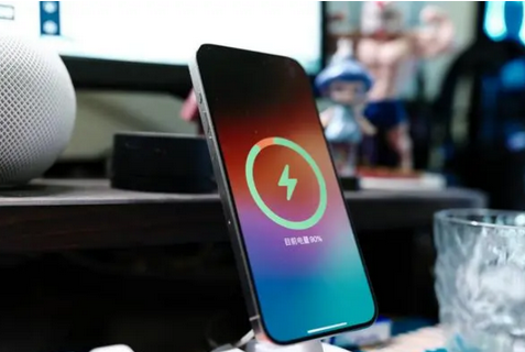 琼山苹果15换屏服务分享用什么充电器给iPhone15充电更好 
